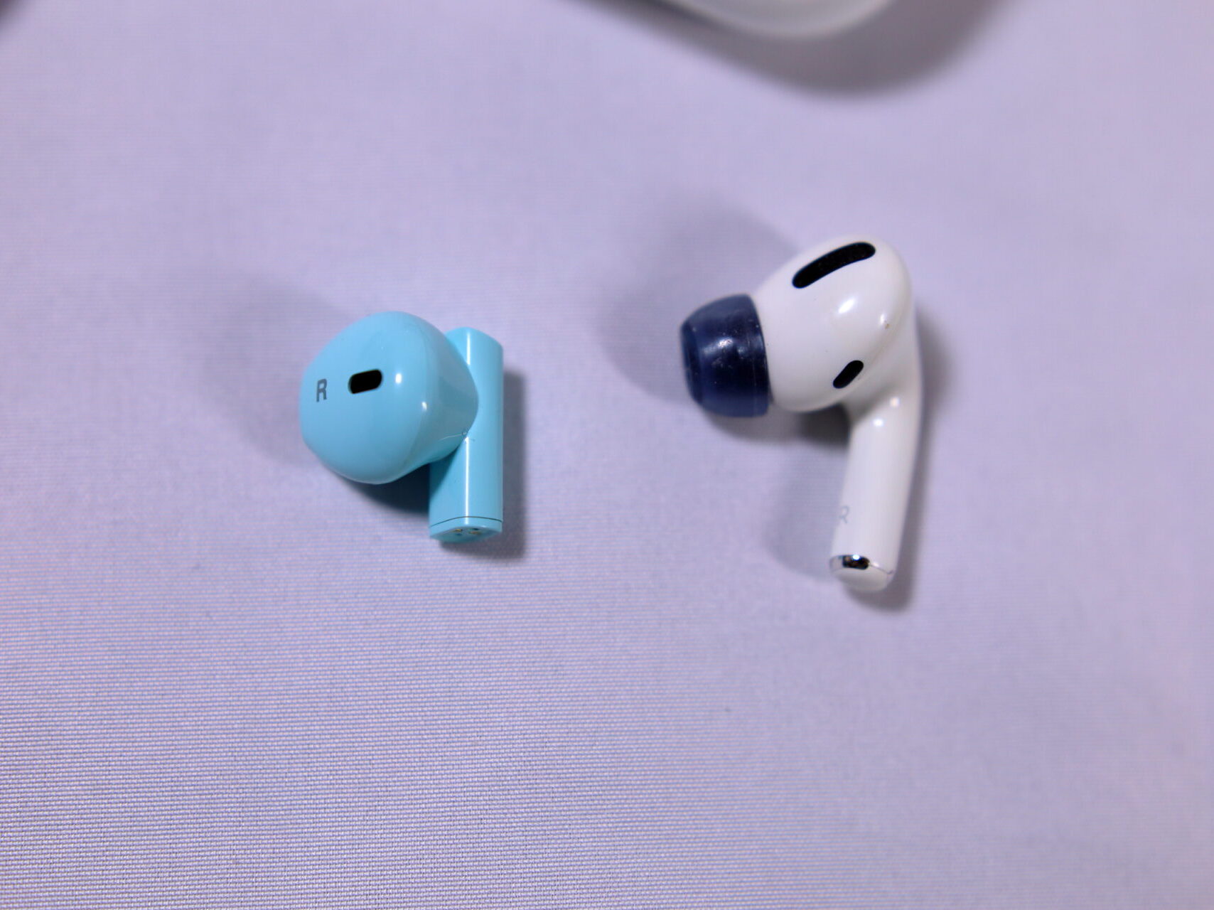 ダイソーイヤホン本体とAirpodsPro本体
